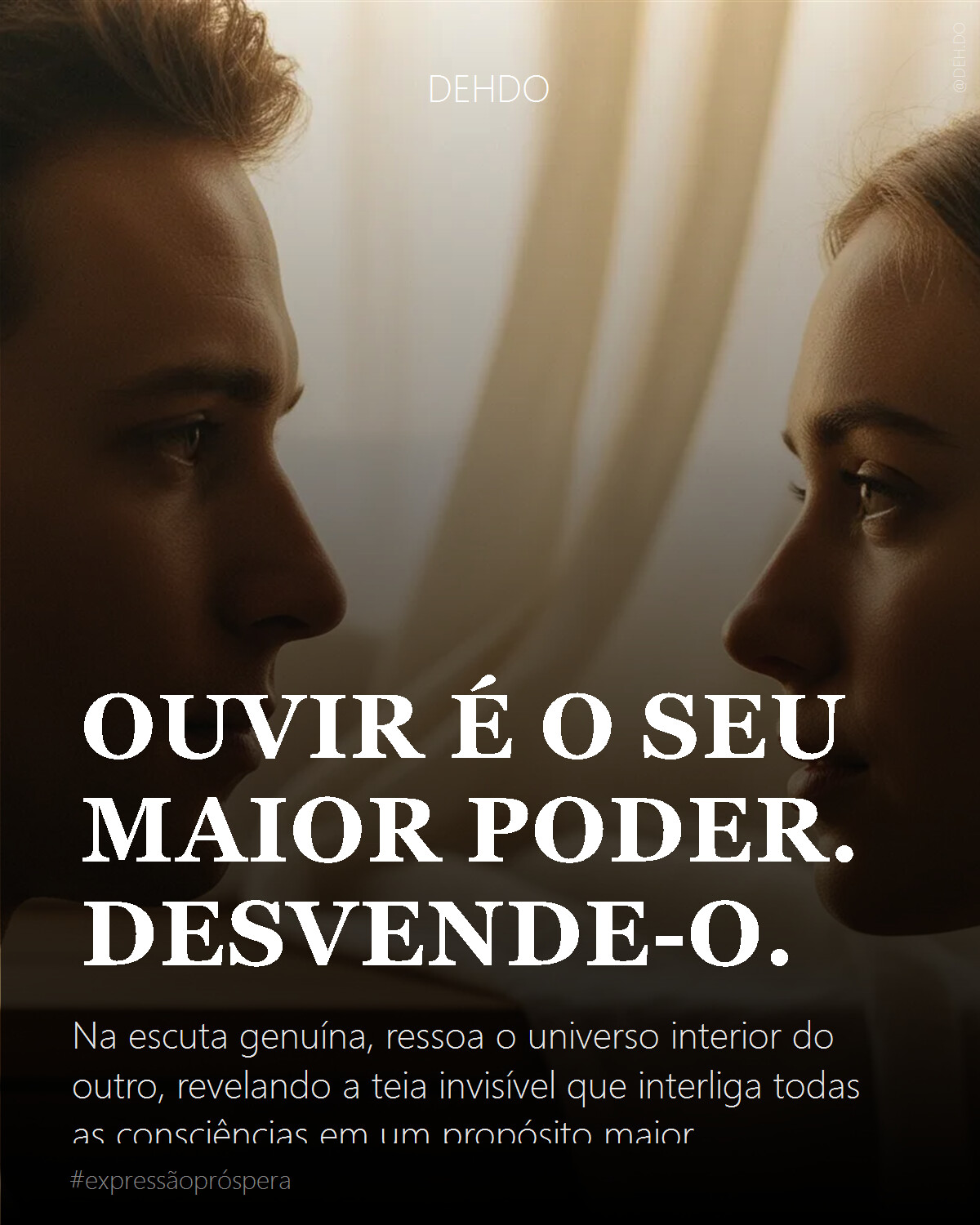 Uma imagem poética e abstrata que ilustra a profundidade da escuta ativa. Duas figuras humanas estilizadas, uma delas com a cabeça ligeiramente inclinada, transmitindo atenção plena e empatia. Ondas sonoras translúcidas e etéreas emanam do falante e se transformam em fios de luz que se conectam ao coração ou mente do ouvinte. Cores suaves e harmoniosas, como tons de azul, roxo e dourado, evocando serenidade e sabedoria. Foco na conexão invisível e no campo energético criado pela atenção genuína. Estilo minimalista com um toque de surrealismo sutil.