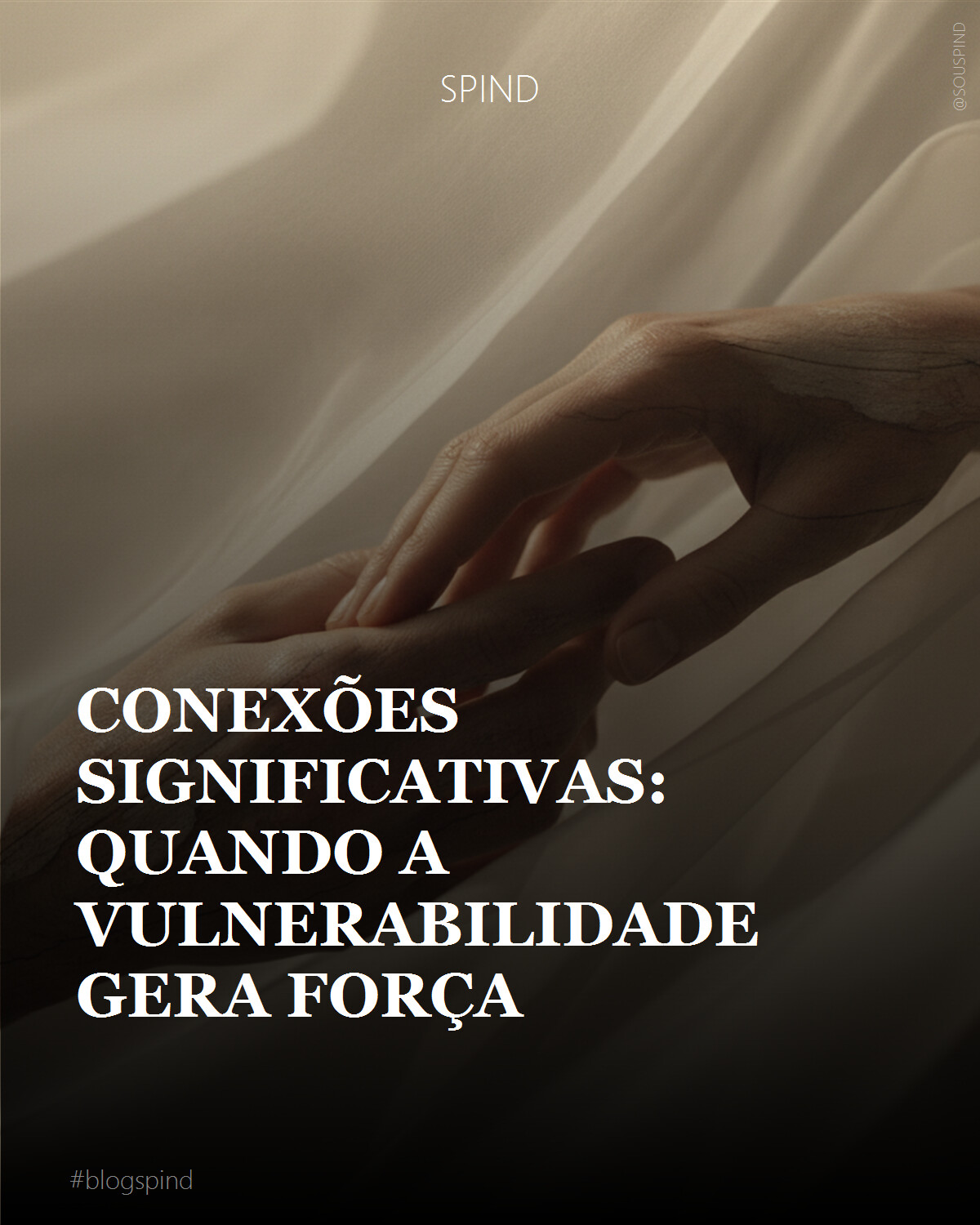 Texturas orgânicas e sutis de duas mãos em um toque suave e reflexivo, quase translúcido, sob uma luz dramática e difusa. A composição evoca a fragilidade e a força da conexão humana. Um véu translúcido e vaporoso de tecido flutua levemente ao redor, adicionando uma sensação de revelação e intimidade. Foco na qualidade etérea e na resiliência do elo. Paleta de cores em tons neutros e terrosos, com toques dourados no brilho.