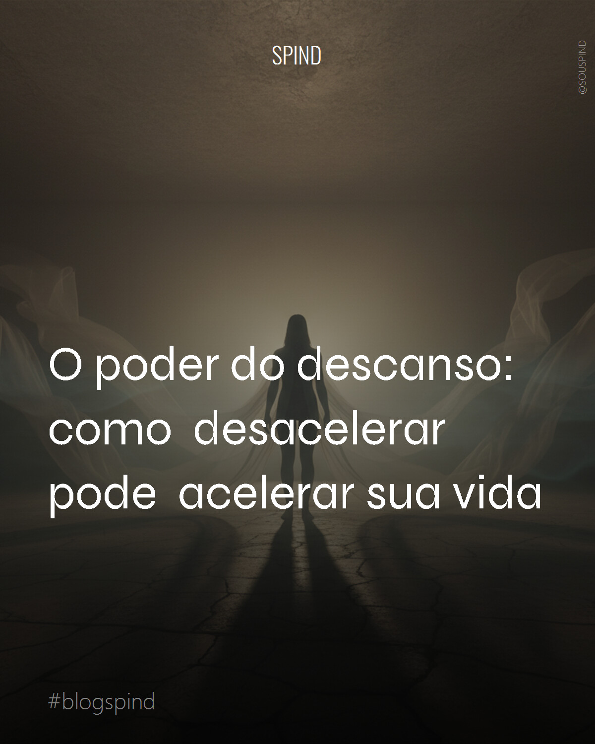 Uma figura humana em silhueta, quase etérea, em um espaço de quietude profunda. Luz suave e dourada emana de um ponto focal, criando sombras longas e dramáticas. Texturas de névoa translúcida e tecidos fluidos que sugerem movimento desacelerado, porém com uma energia latente. A atmosfera é de introspecção e clareza mental, com a sensação de tempo suspenso e potencial desabrochando. Predominam tons neutros e terrosos, com toques sutis de azul-esverdeado e dourado. Minimalista, com uma profundidade que evoca sabedoria e renovação interior.