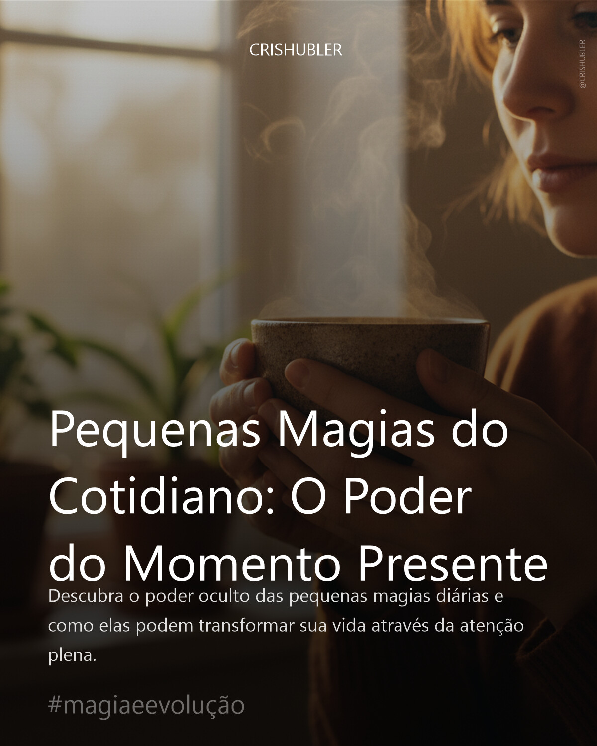 Uma composição cinematográfica de uma pessoa em um momento de introspecção serena, segurando uma xícara de chá fumegante. A luz da manhã dourada filtra-se suavemente por uma janela, iluminando as mãos e o vapor que sobe. Foco nas texturas da cerâmica da xícara e na pele, com a atmosfera evocando calma e a magia sutil do cotidiano. Profundidade de campo ultra-realista 4K, cores quentes e terrosas com toques de verde sutil de plantas ao fundo. Ausência de texto ou logos visíveis. Cena de bom gosto, que transmita paz e presença.
