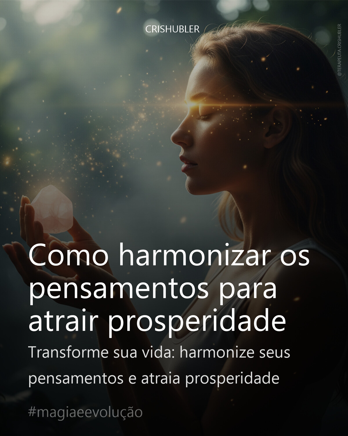Uma mulher serena, de perfil, em profunda meditação, com luz dourada emanando suavemente de suas têmporas e mãos, que seguram delicadamente um cristal de quartzo rosa. O ambiente é etéreo, com névoa sutil e partículas de luz dançando ao redor, simbolizando a manifestação da prosperidade. Ao fundo, um bokeh suave de folhagens luxuriantes e raios de sol filtrados criam uma atmosfera mágica e acolhedora. Texturas ricas na pele e no cristal, com um contraste dramático entre luz e sombra, em estilo cinematográfico 4K ultra-realista. Cores vibrantes, HDR.