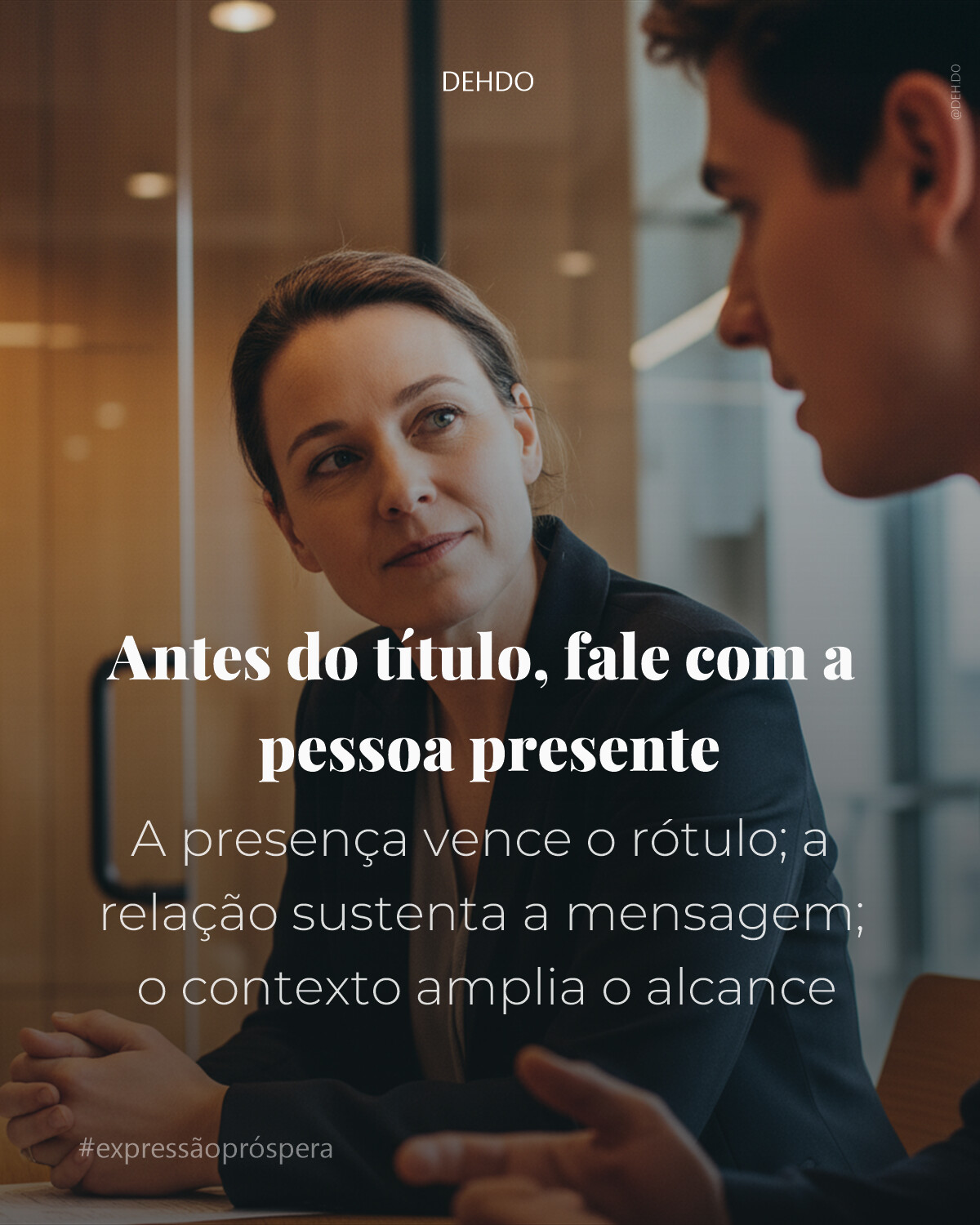 Antes do título, fale com a pessoa presente